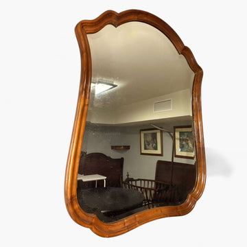 Este elegante Espejo de caoba destaca por su silueta ondulada y su estética clásica, una pieza con personalidad propia que transforma cualquier espacio en un ambiente sofisticado y con historia.