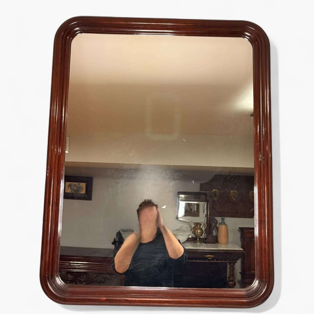 Este elegante Espejo de caoba rectangular destaca por su diseño limpio, equilibrado y atemporal. 