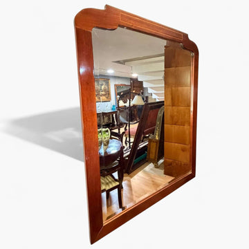 Este elegante Espejo de caoba es una pieza decorativa que combina funcionalidad y estética clásica. 
