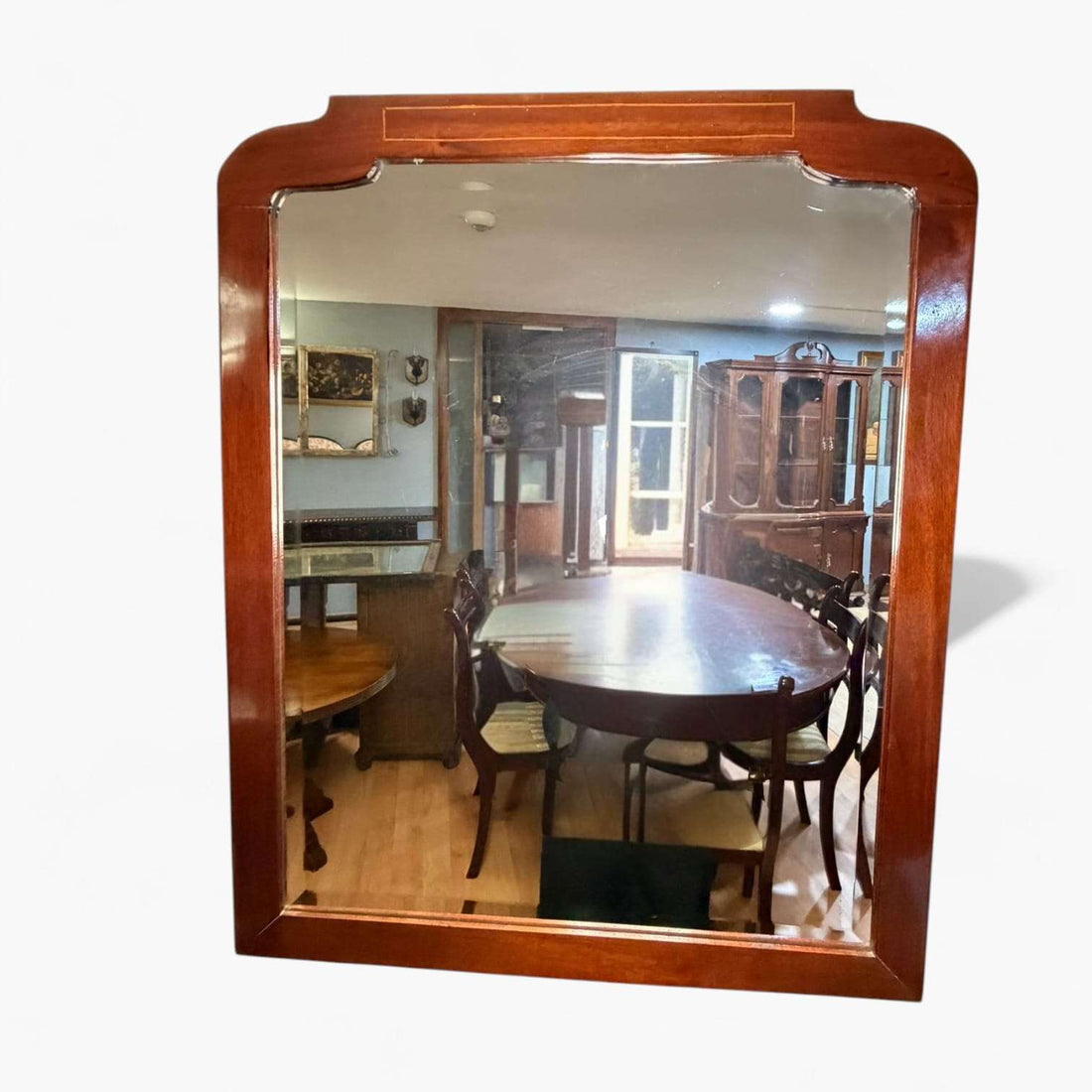 Este elegante Espejo de caoba es una pieza decorativa que combina funcionalidad y estética clásica. 