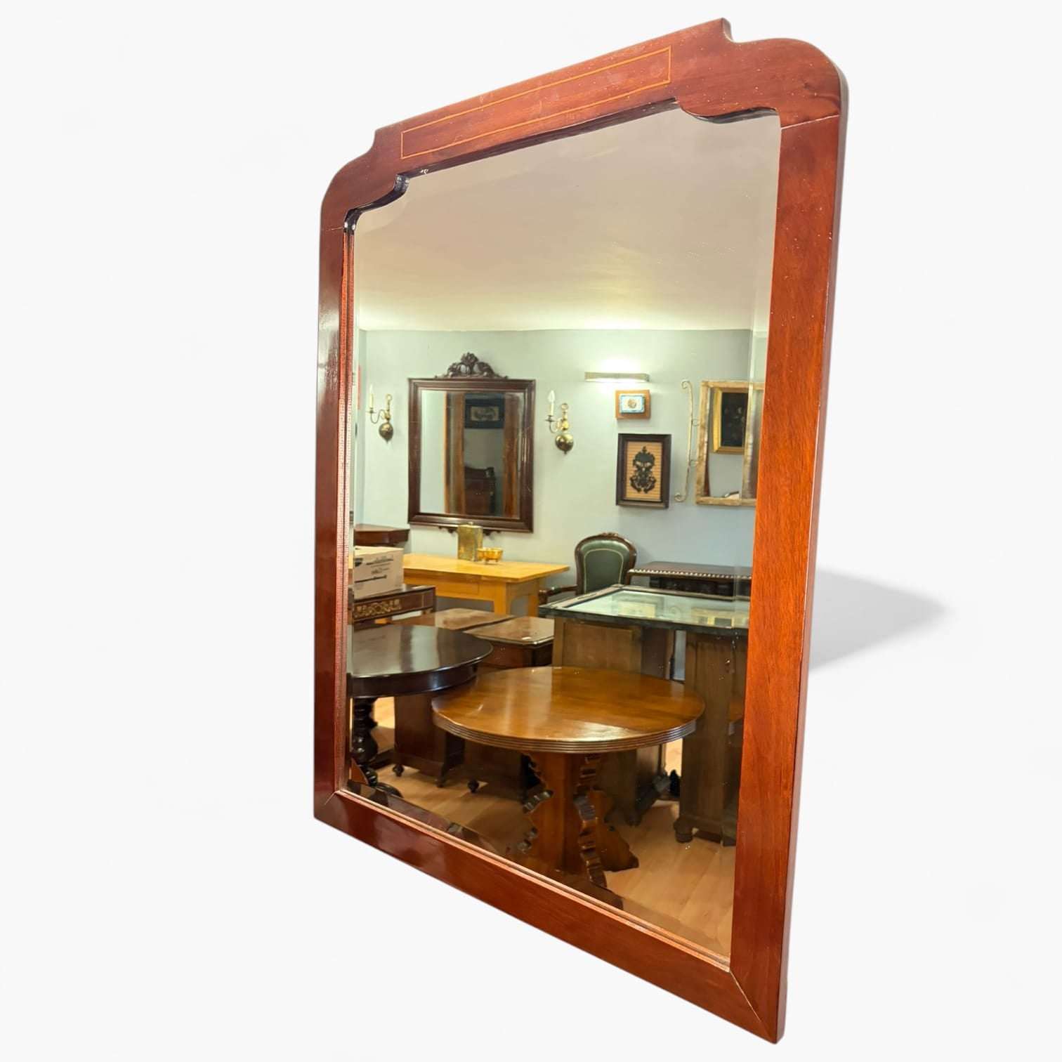 
Su diseño sobrio pero refinado lo hace perfecto tanto para ambientes clásicos como para espacios que buscan contraste con piezas de carácter.