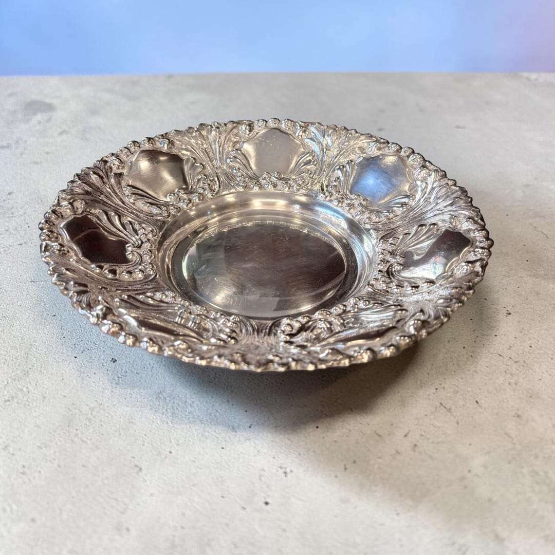 Esta Panera antigua de metal plateado es una pieza elegante, decorativa y funcional, creada originalmente para presentar pan, bollería, dulces o pequeños aperitivos en la mesa. 