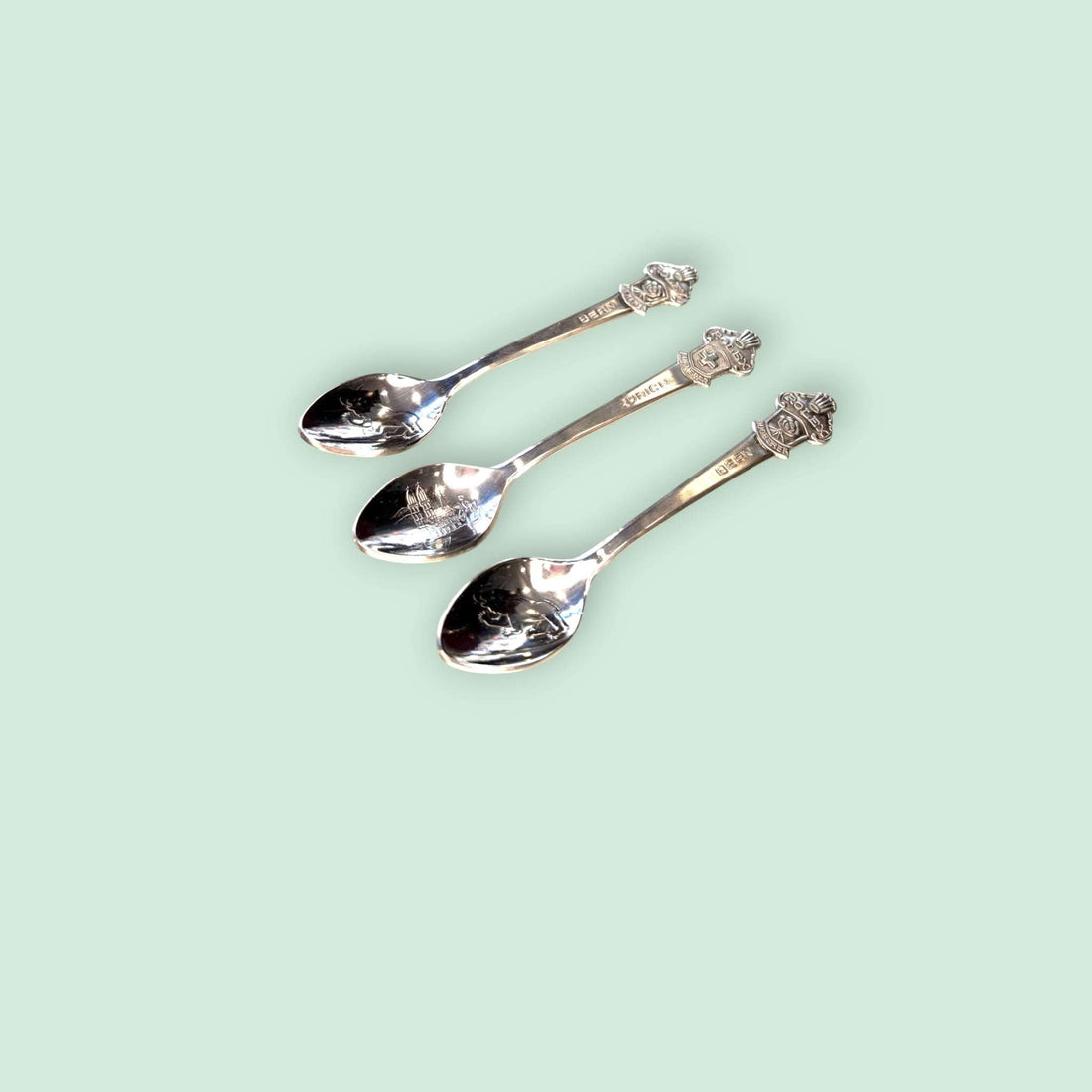 Las Cucharas tienen ese atractivo especial de los objetos antiguos vinculados a marcas reconocibles y recuerdos de viaje. 