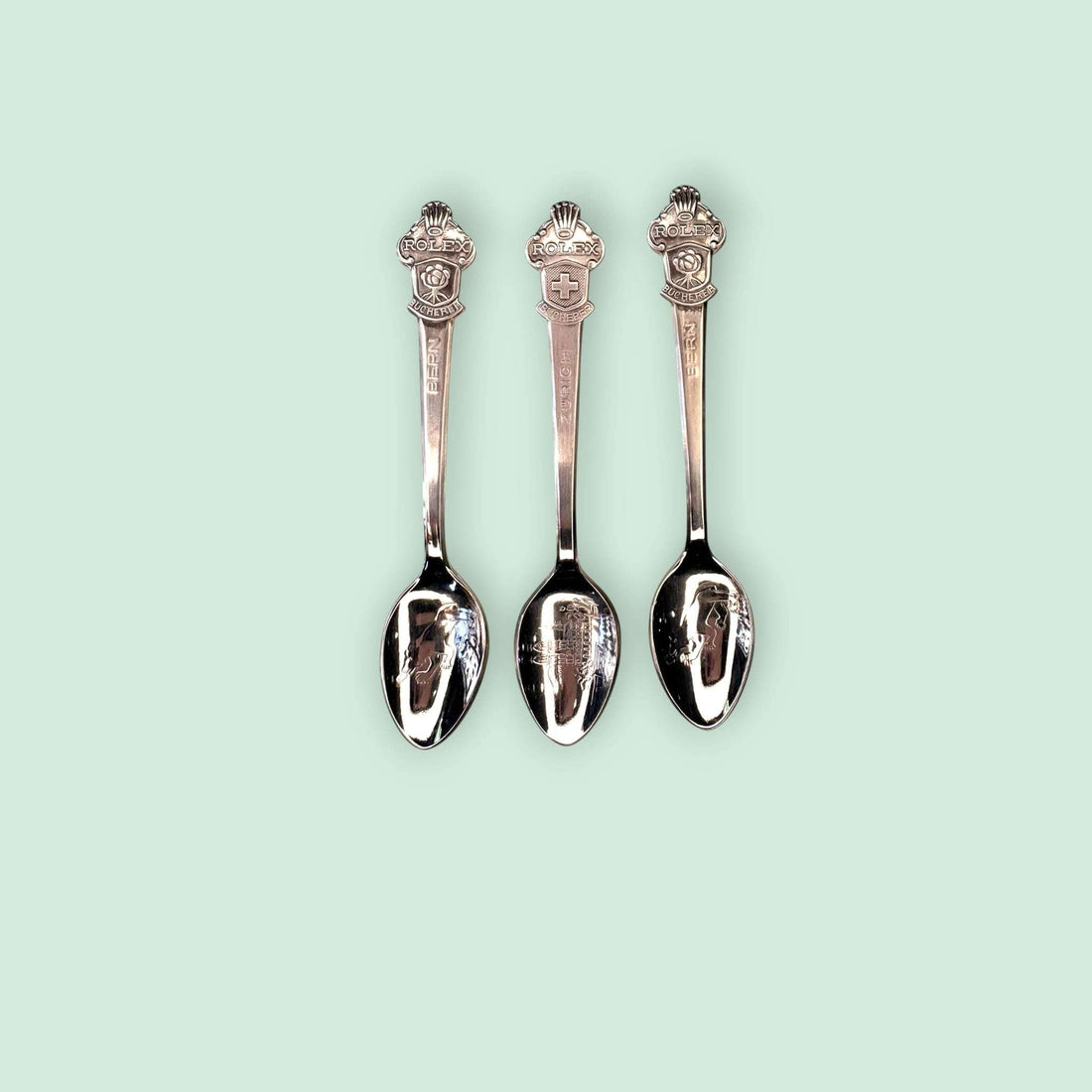 Las Cucharas tienen ese atractivo especial de los objetos antiguos vinculados a marcas reconocibles y recuerdos de viaje. 