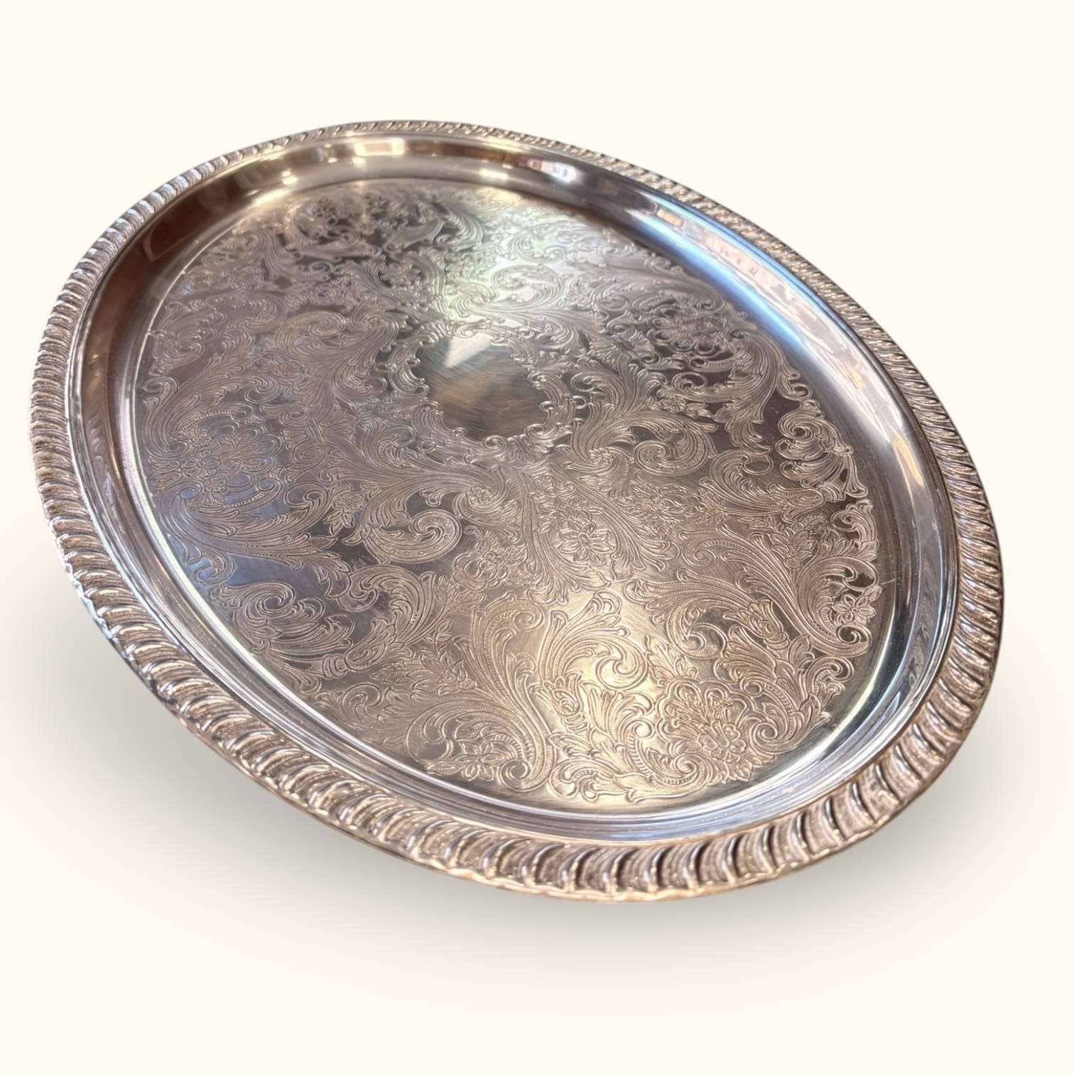 Bandeja antigua de metal plateado con relieves - Cositas Antiguas – La Guadaña, Anticuarios Online en Jerez , vender antigüedades, muebles antiguos
