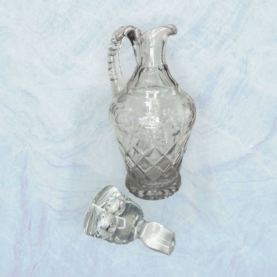Estas Vinajeras antiguas de cristal son piezas refinadas, funcionales y decorativas, creadas originalmente para servir aceite, vinagre u otros aliños en la mesa. 