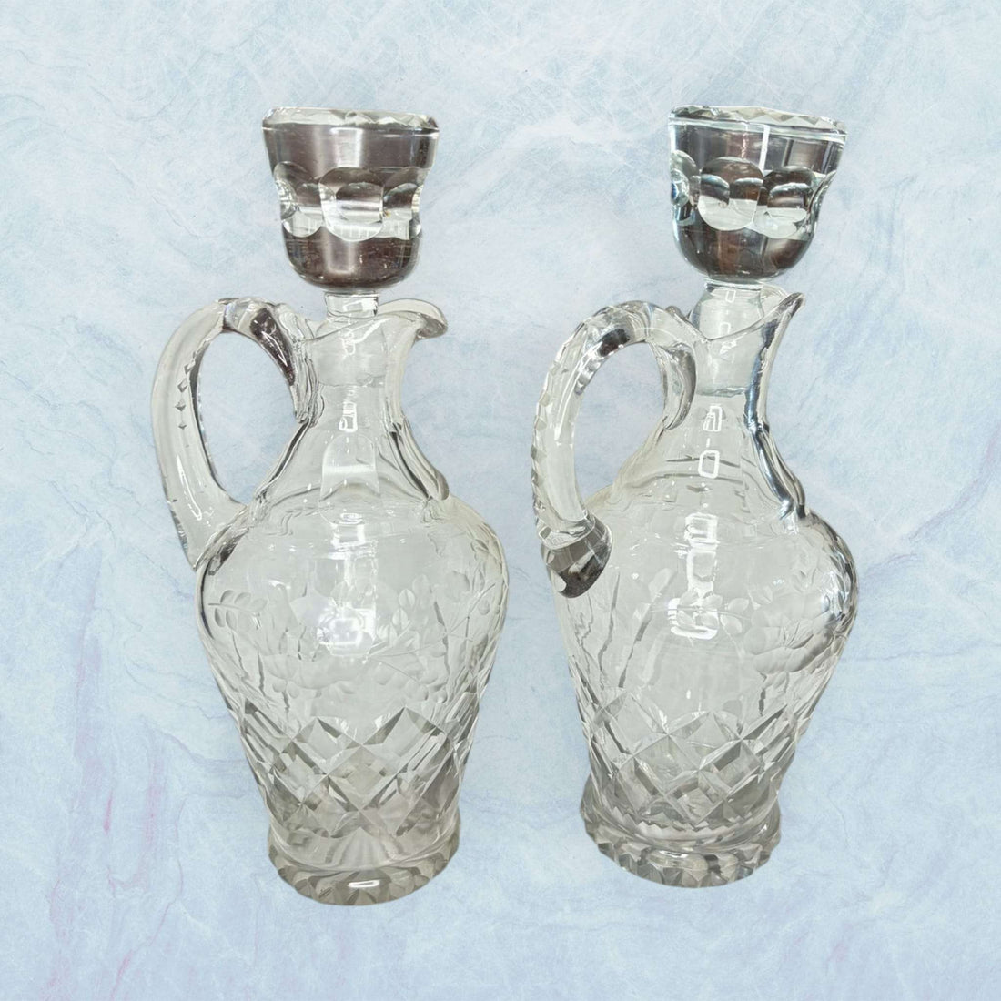 Estas Vinajeras antiguas de cristal son piezas refinadas, funcionales y decorativas, creadas originalmente para servir aceite, vinagre u otros aliños en la mesa. 