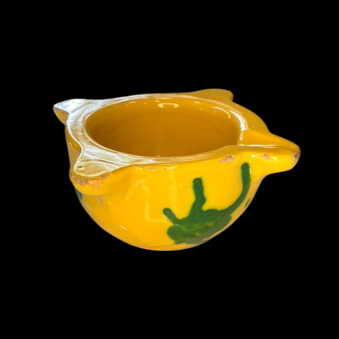 Este Mortero antiguo de cerámica esmaltada es una pieza con alma, color y gran presencia visual, perfecta para quienes buscan un objeto tradicional con valor decorativo actual.