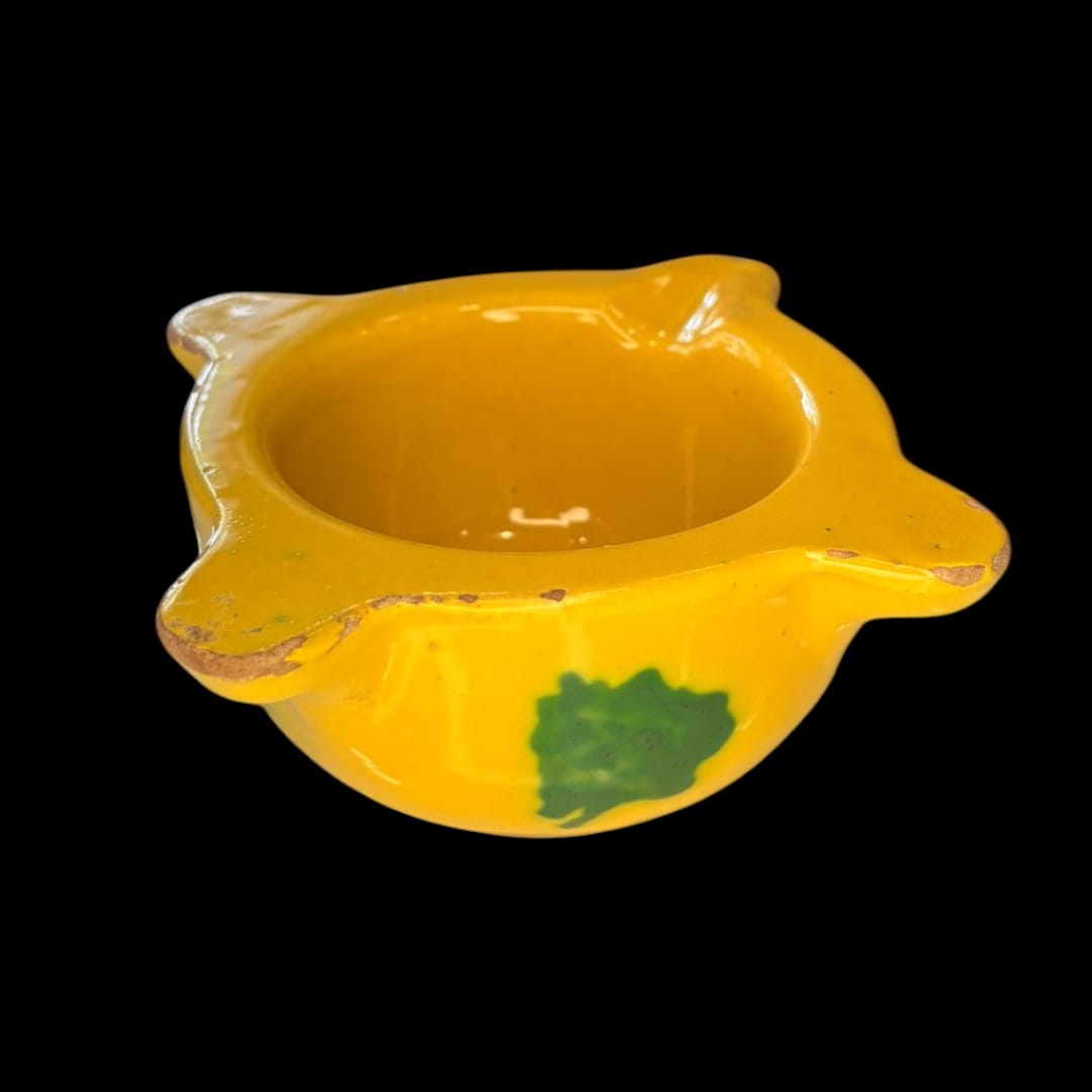 Este Mortero antiguo de cerámica esmaltada es una pieza con alma, color y gran presencia visual, perfecta para quienes buscan un objeto tradicional con valor decorativo actual.