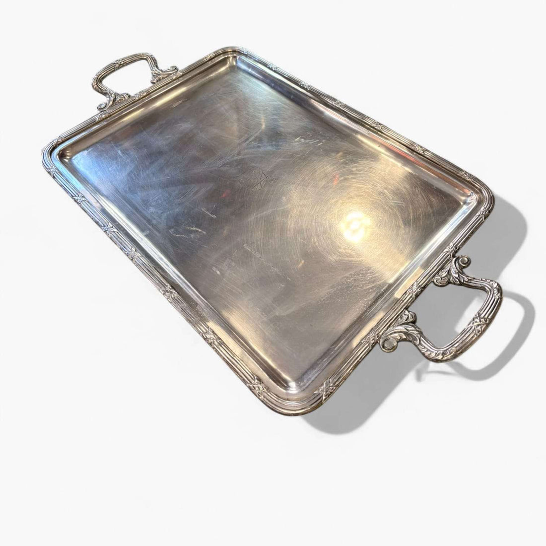 Esta Bandeja antigua de metal plateado es una pieza elegante, funcional y decorativa, pensada originalmente para servir bebidas, cafés, copas, aperitivos o piezas de mesa con distinción. 