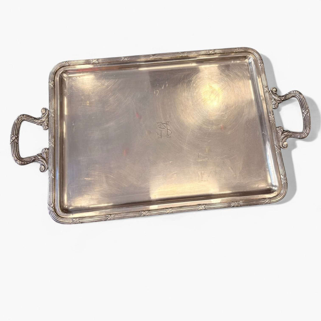 Esta Bandeja antigua de metal plateado es una pieza elegante, funcional y decorativa, pensada originalmente para servir bebidas, cafés, copas, aperitivos o piezas de mesa con distinción. 