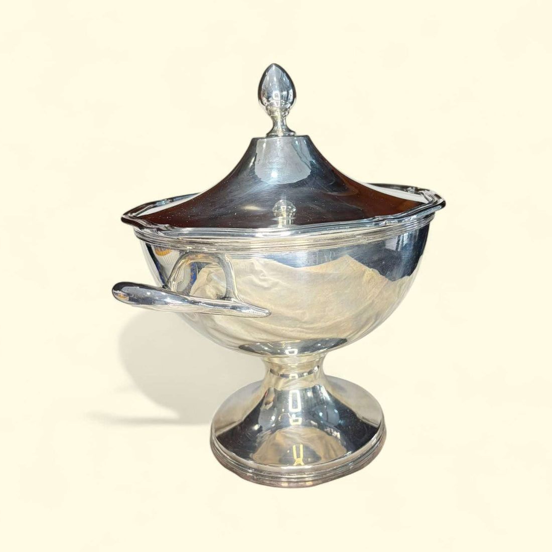 Esta Sopera antigua de metal plateado es una pieza elegante, decorativa y funcional, pensada originalmente para servir sopas, cremas, guisos o caldos en mesas distinguidas. 