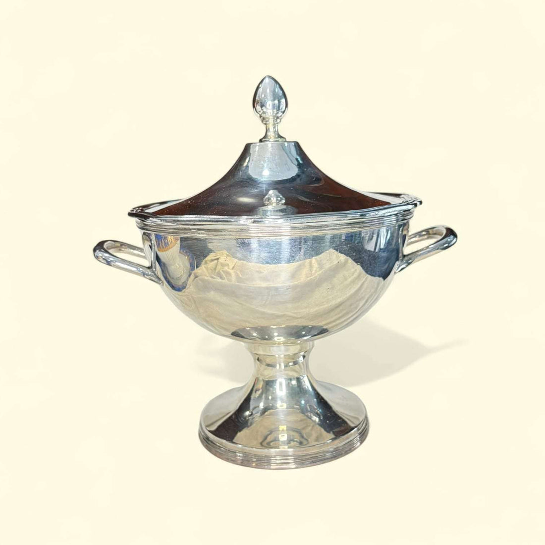 Esta Sopera antigua de metal plateado es una pieza elegante, decorativa y funcional, pensada originalmente para servir sopas, cremas, guisos o caldos en mesas distinguidas. 