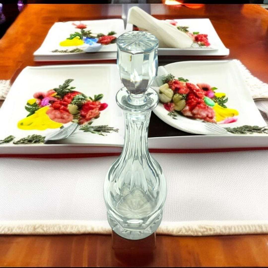 Esta Licorera antigua de cristal es una pieza refinada, decorativa y funcional, pensada originalmente para conservar y servir licores, brandy, whisky, anís u otras bebidas especiales en la mesa o aparador. 
