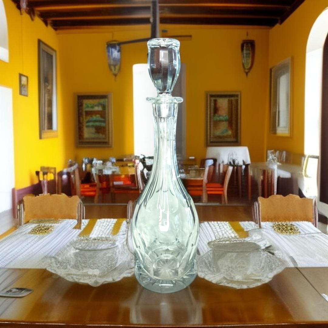 Esta Licorera antigua de cristal es una pieza refinada, decorativa y funcional, pensada originalmente para conservar y servir licores, brandy, whisky, anís u otras bebidas especiales en la mesa o aparador. 