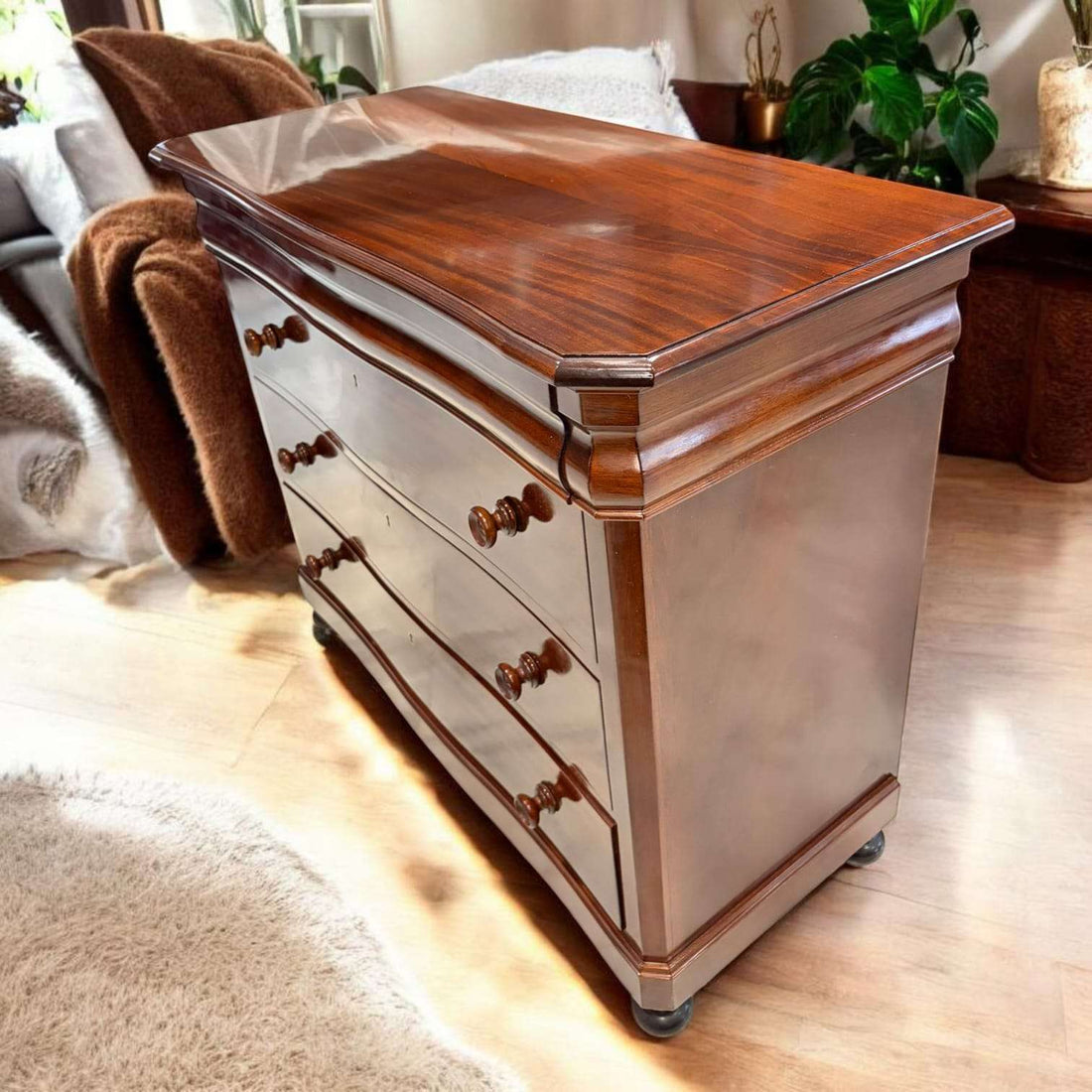 Esta elegante Cómoda de caoba es una pieza clásica que destaca por su diseño curvo y su impresionante veta natural, aportando calidez, distinción y funcionalidad a cualquier espacio.

