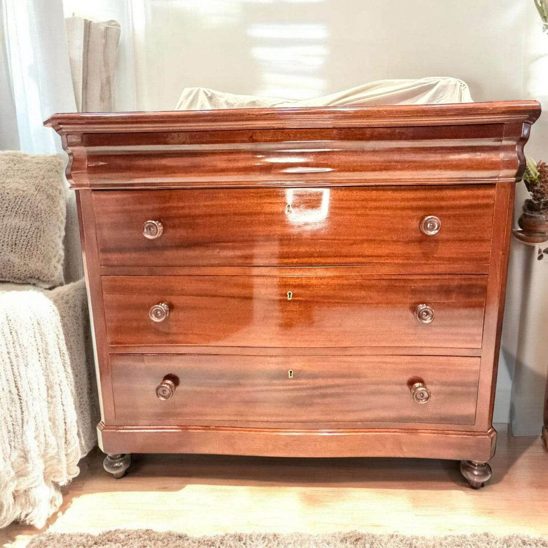 Esta elegante Cómoda de caoba es una pieza clásica que destaca por su diseño curvo y su impresionante veta natural, aportando calidez, distinción y funcionalidad a cualquier espacio.

