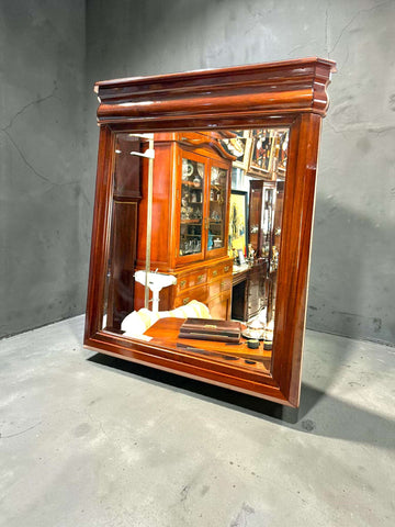 Este elegante Espejo de caoba destaca por su presencia sólida y su diseño refinado, convirtiéndose en una pieza decorativa imprescindible para quienes buscan aportar distinción y profundidad a sus espacios.
