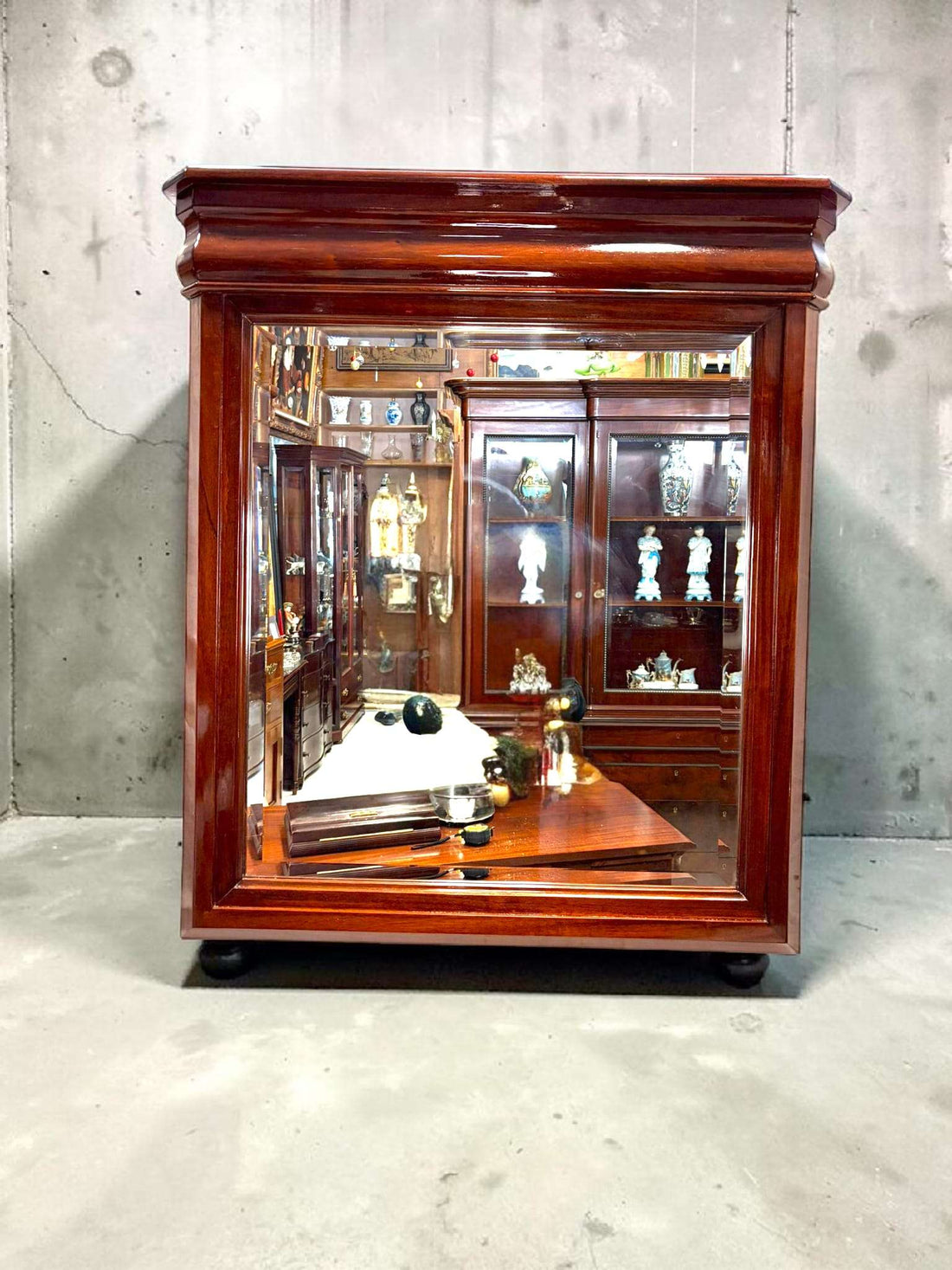 Este elegante Espejo de caoba destaca por su presencia sólida y su diseño refinado, convirtiéndose en una pieza decorativa imprescindible para quienes buscan aportar distinción y profundidad a sus espacios.
