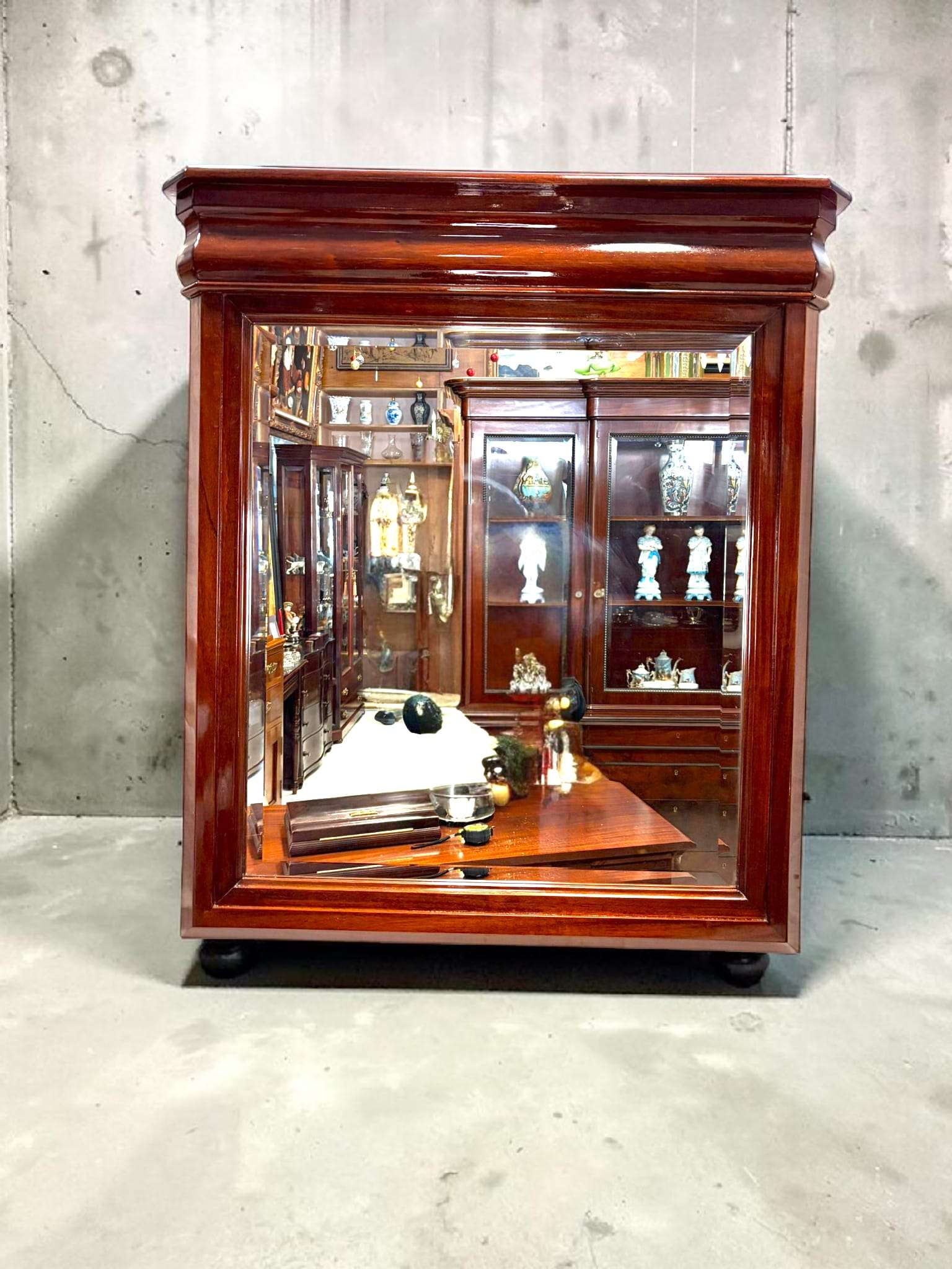 El acabado cálido de la madera, junto con su cristal biselado, aporta luminosidad y amplitud, haciendo de este Espejo una opción ideal tanto para ambientes clásicos como contemporáneos.