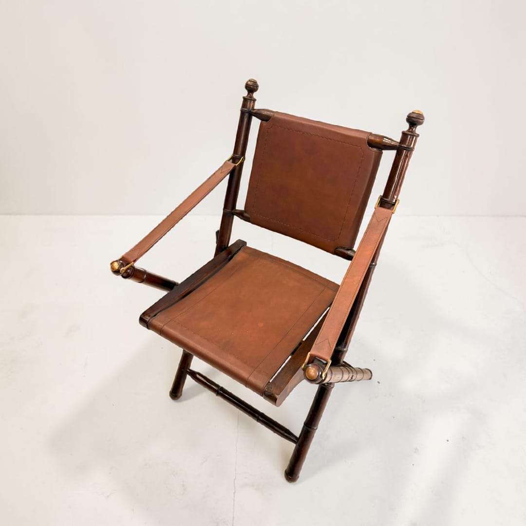 Silla plegable antigua de madera y cuero estilo clásico