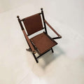 Silla antigua de madera y cuero para decoración clásica