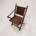 Silla plegable antigua de madera y cuero estilo clásico