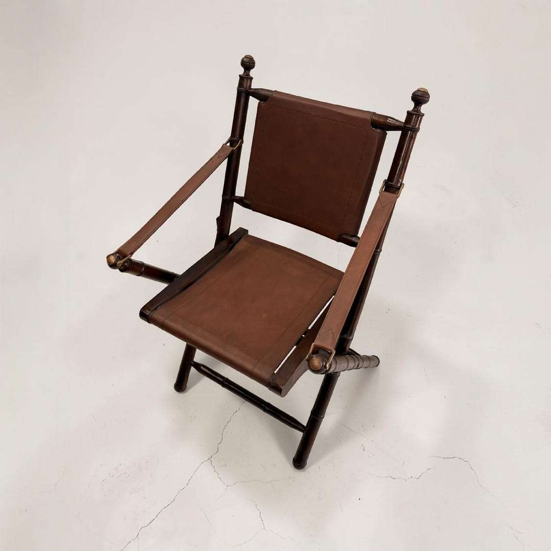Silla plegable antigua de madera y cuero estilo clásico