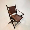 Silla plegable antigua de madera y cuero estilo clásico