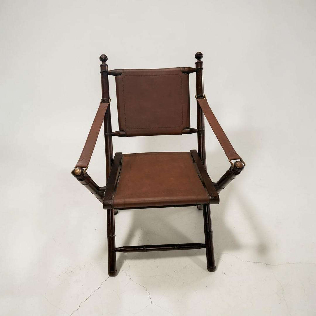Silla plegable antigua de madera y cuero estilo clásico