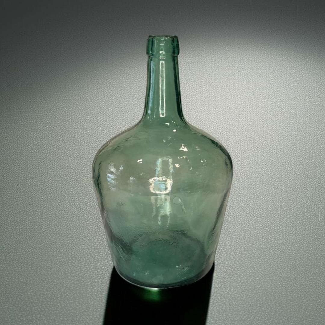 Damajuana antigua de cristal verde decorativa
