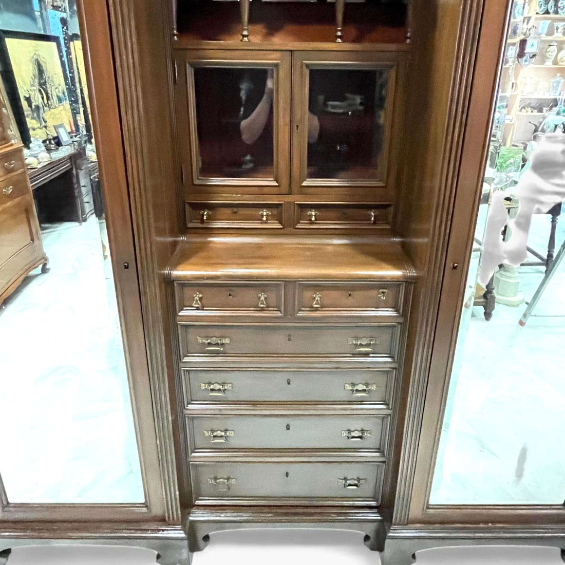 Este Armario antiguo de caoba es una pieza de gran formato, elegante y con una presencia difícil de encontrar hoy. 