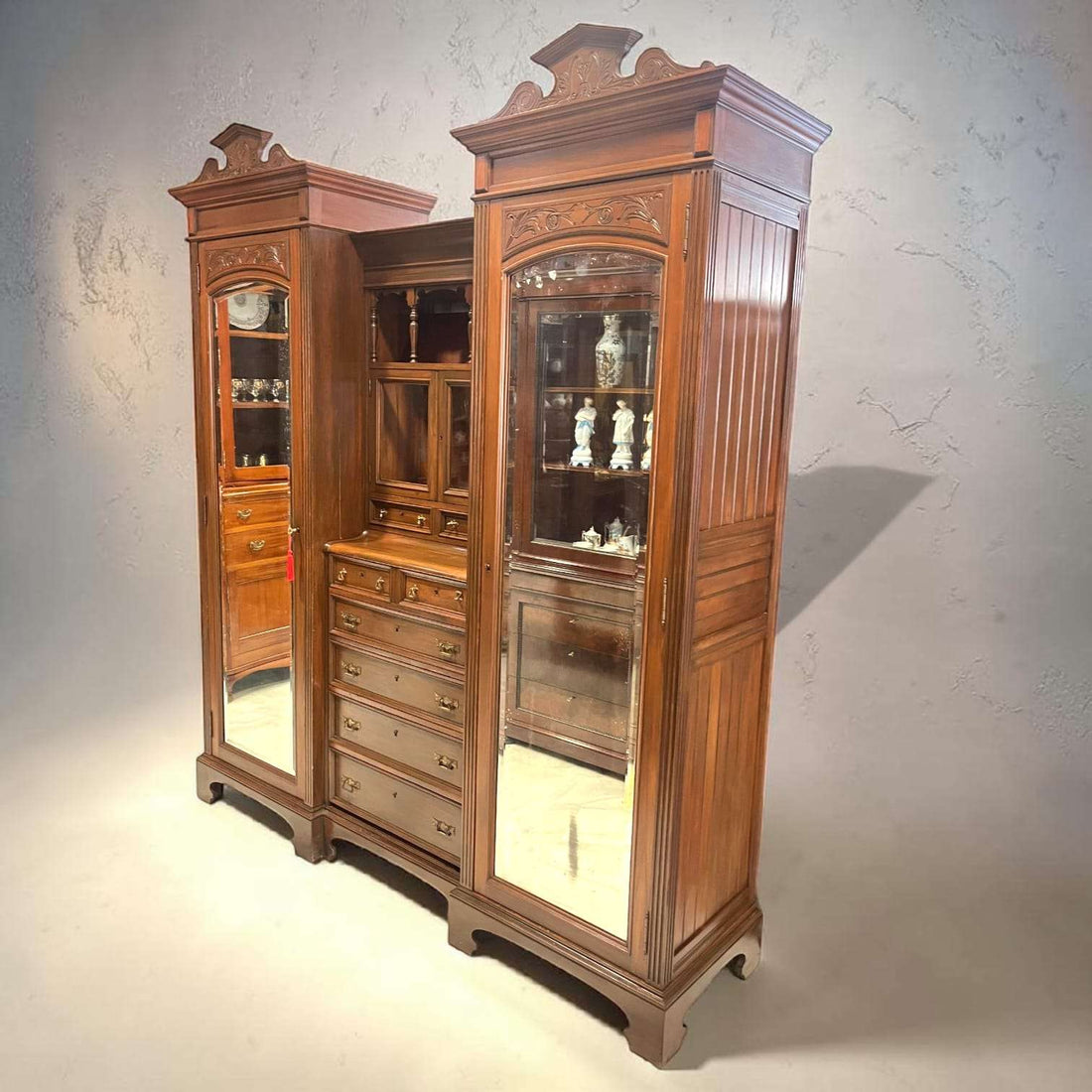 Este Armario antiguo de caoba es una pieza de gran formato, elegante y con una presencia difícil de encontrar hoy. 
