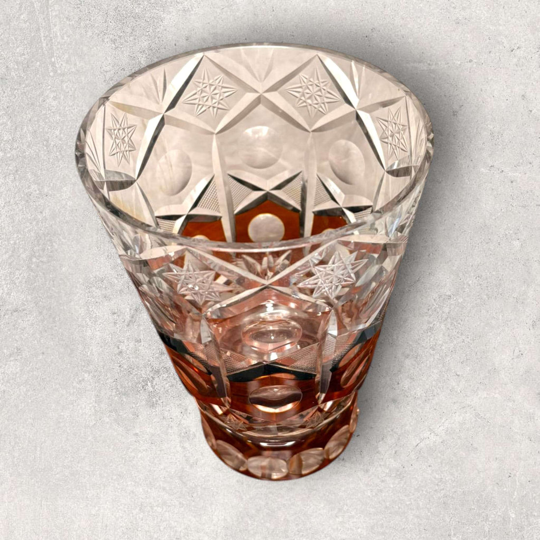 Este Florero antiguo destaca por su presencia elegante, su juego de transparencias y su tono marrón ámbar, ideal para quienes buscan una pieza decorativa con carácter, historia y valor visual. 