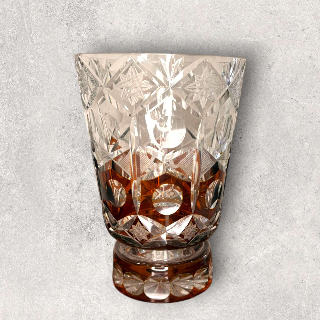 Este Florero antiguo destaca por su presencia elegante, su juego de transparencias y su tono marrón ámbar, ideal para quienes buscan una pieza decorativa con carácter, historia y valor visual. 