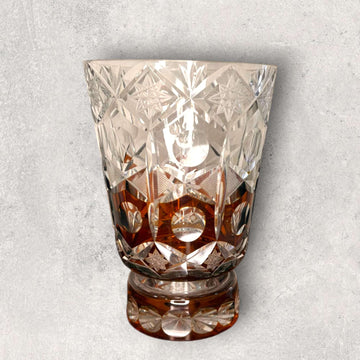 Este Florero antiguo destaca por su presencia elegante, su juego de transparencias y su tono marrón ámbar, ideal para quienes buscan una pieza decorativa con carácter, historia y valor visual. 