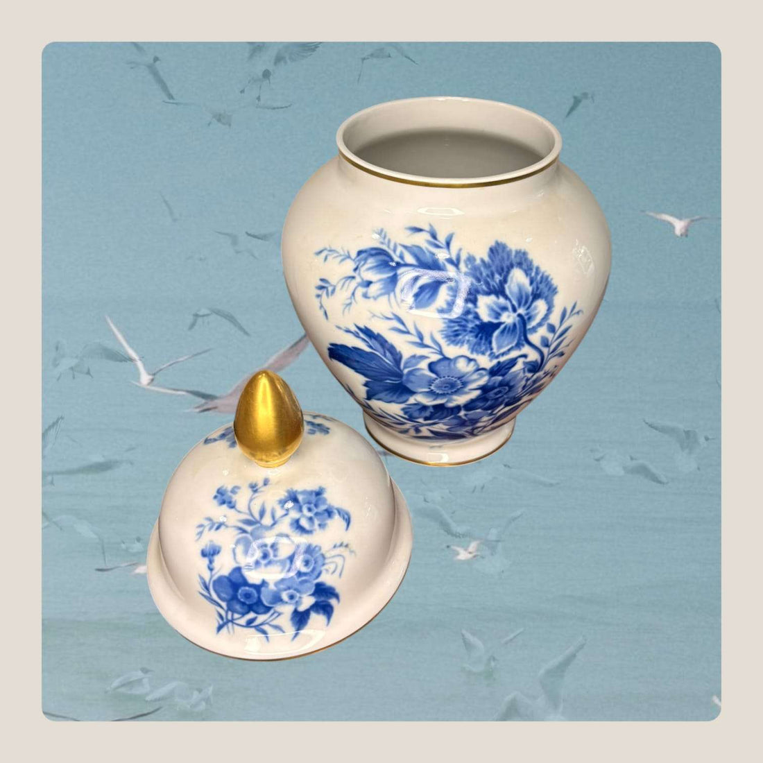 Su función original era servir como recipiente decorativo de porcelana, utilizado para contener pequeños objetos, perfumar estancias o simplemente embellecer salones y muebles nobles. 