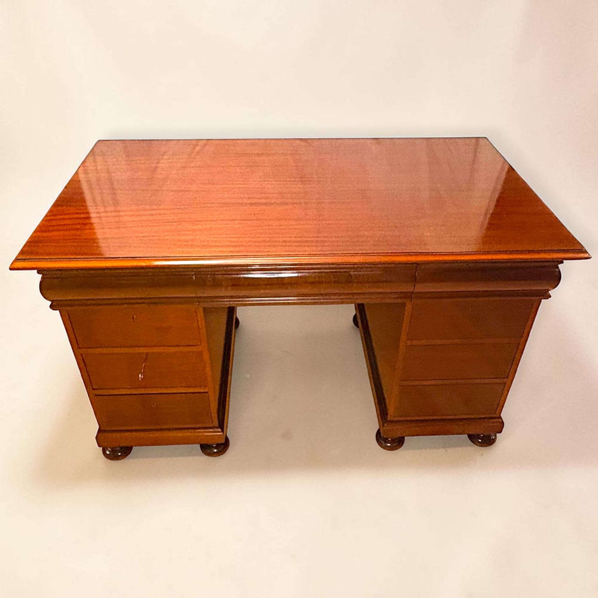 Su función original era servir como mesa de despacho para escribir, organizar documentos y trabajar cómodamente.