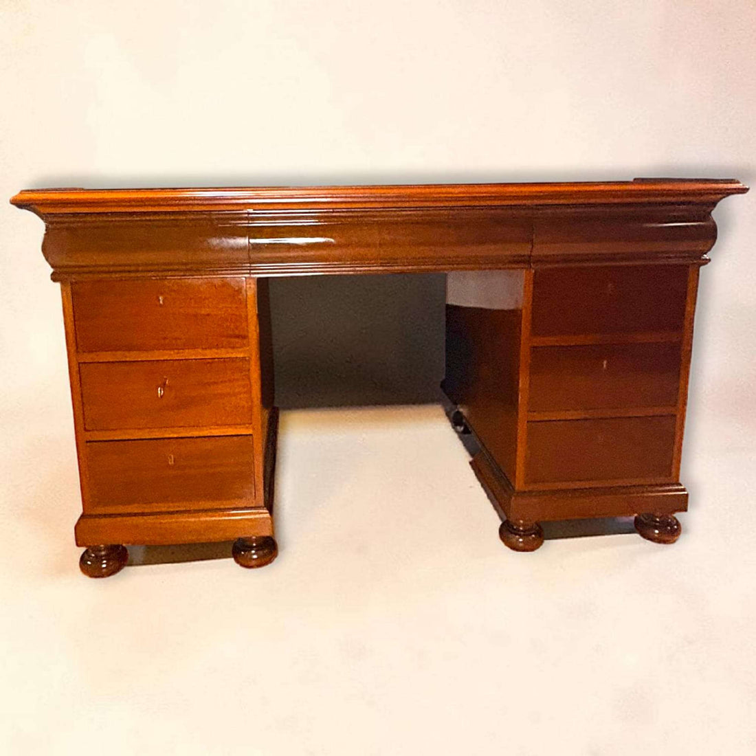 Este Escritorio antiguo de caoba es una pieza pensada para quienes buscan algo más que un mueble de trabajo.