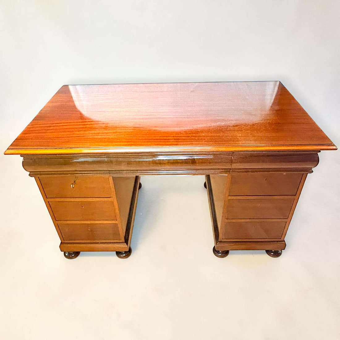 Este Escritorio antiguo de caoba es una pieza pensada para quienes buscan algo más que un mueble de trabajo.