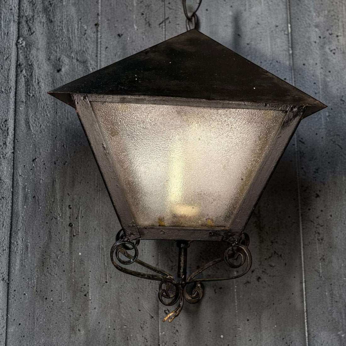 Este Farol puede utilizarse como elemento decorativo o adaptarse a una instalación luminosa según las necesidades del comprador.