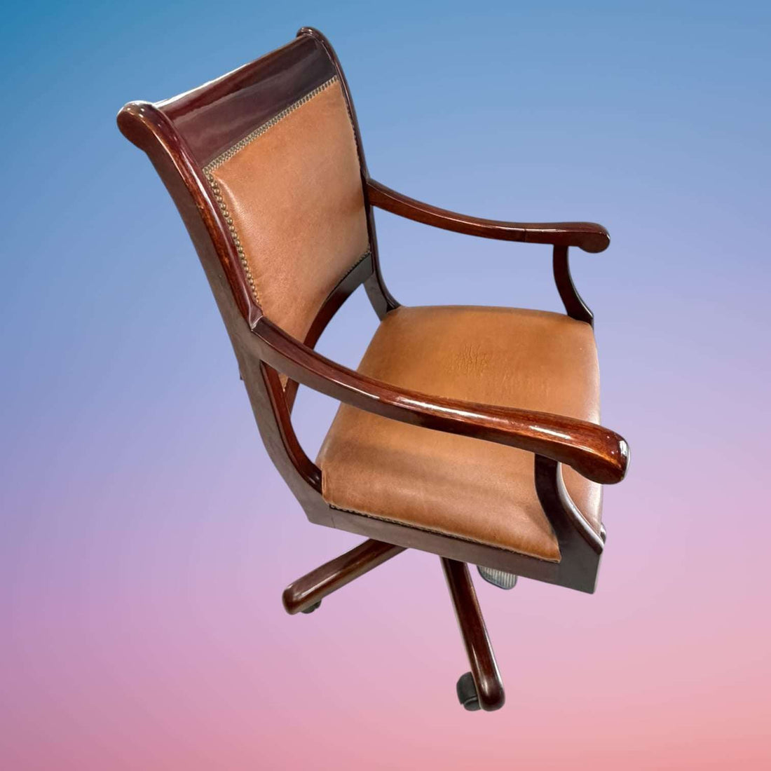 Silla de oficina clásica de caoba con tapizado en piel y ruedas