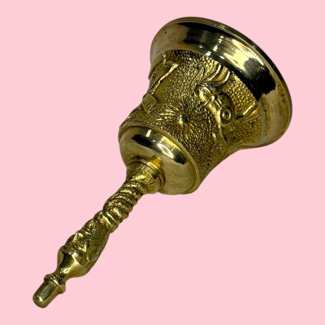 Esta Campana antigua de bronce es una pieza pequeña, decorativa y llena de carácter. 