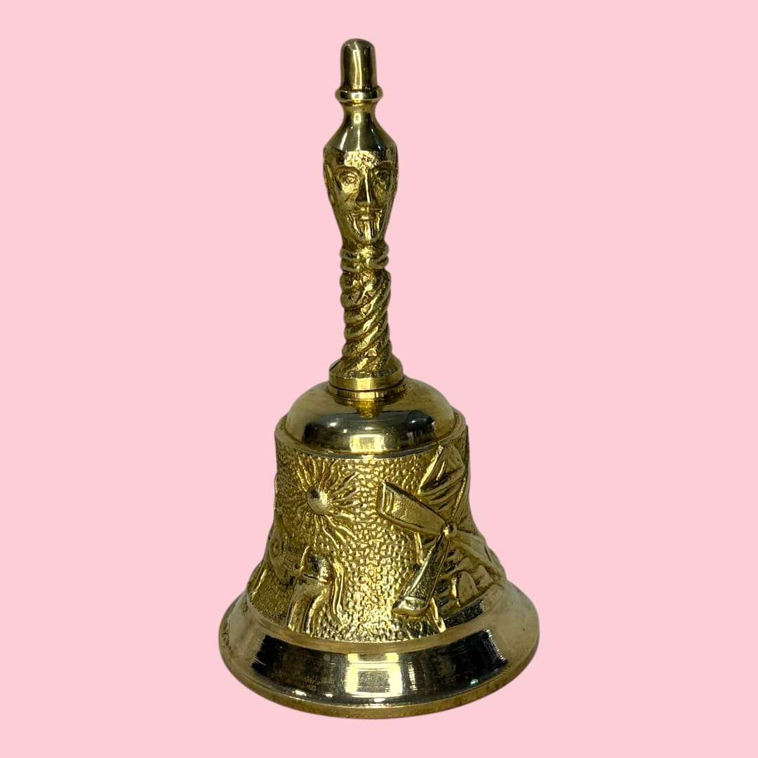 Esta Campana antigua de bronce es una pieza pequeña, decorativa y llena de carácter. 