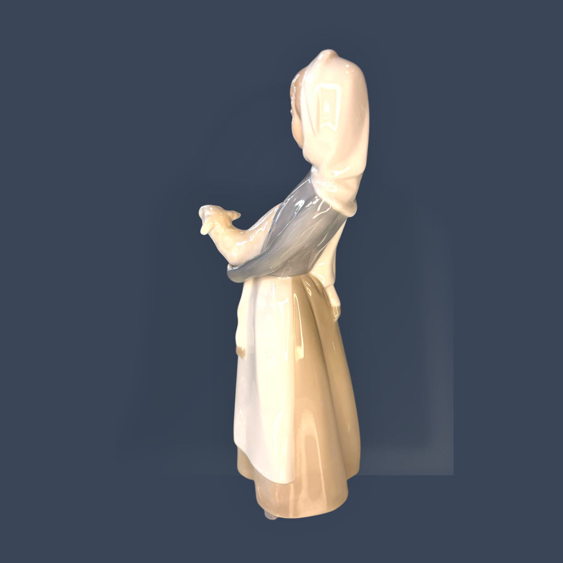 Figura Lladró niña con cordero en porcelana antigua decorativa