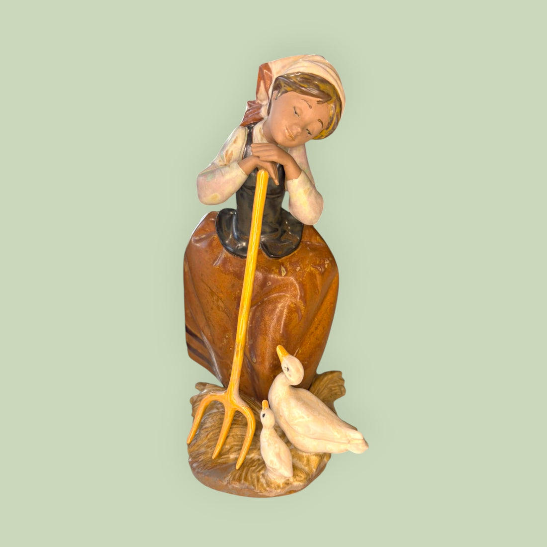Figura Lladró campesina con patos en porcelana antigua decorativa y de colección