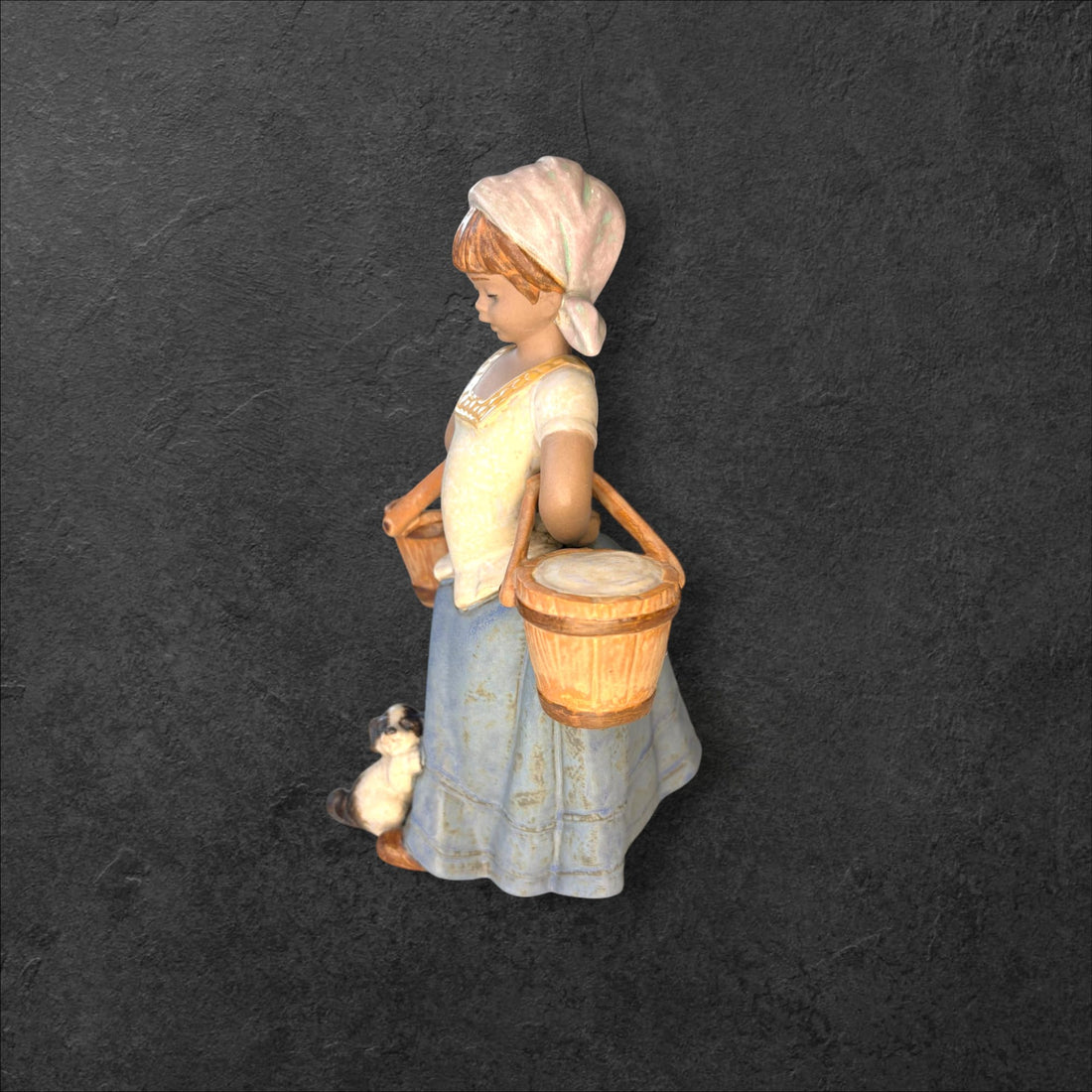 Figura Lladró niña con cubos de porcelana antigua decorativa