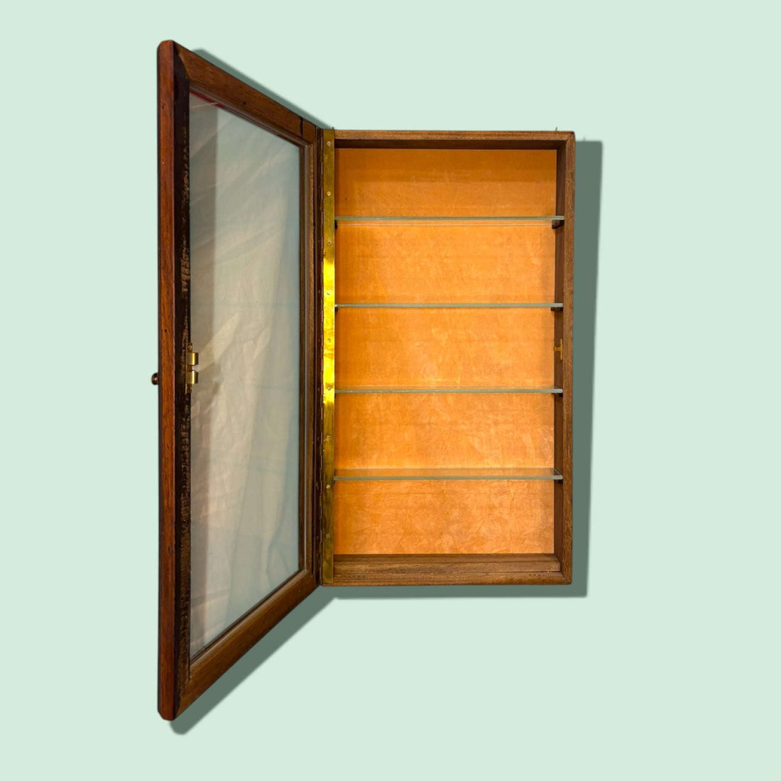 Esta Vitrina antigua de pared es una pieza práctica y decorativa, pensada para exponer objetos especiales con elegancia y protección. 