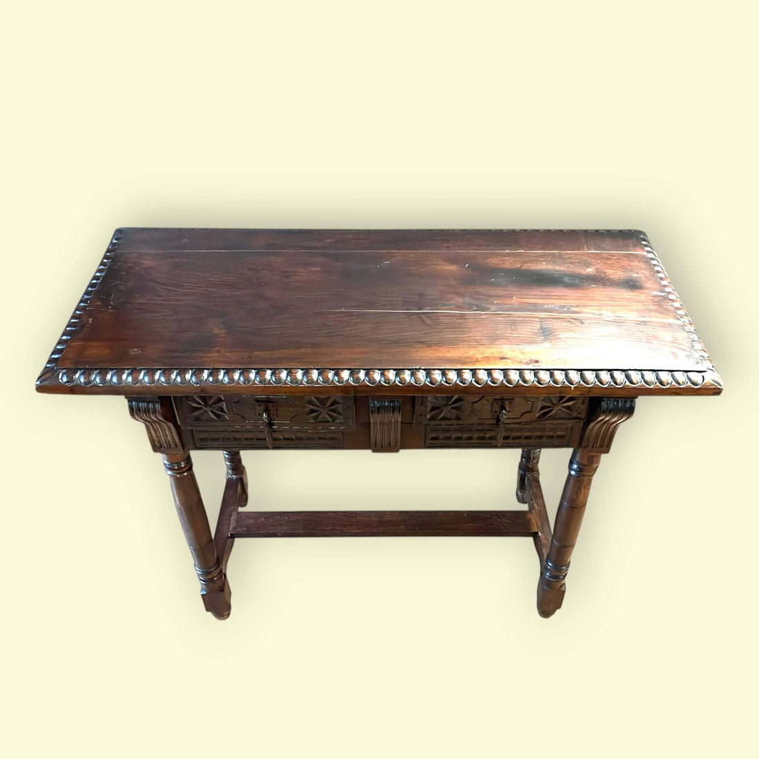 Mesa antigua de madera tallada con cajones para decoración clásica