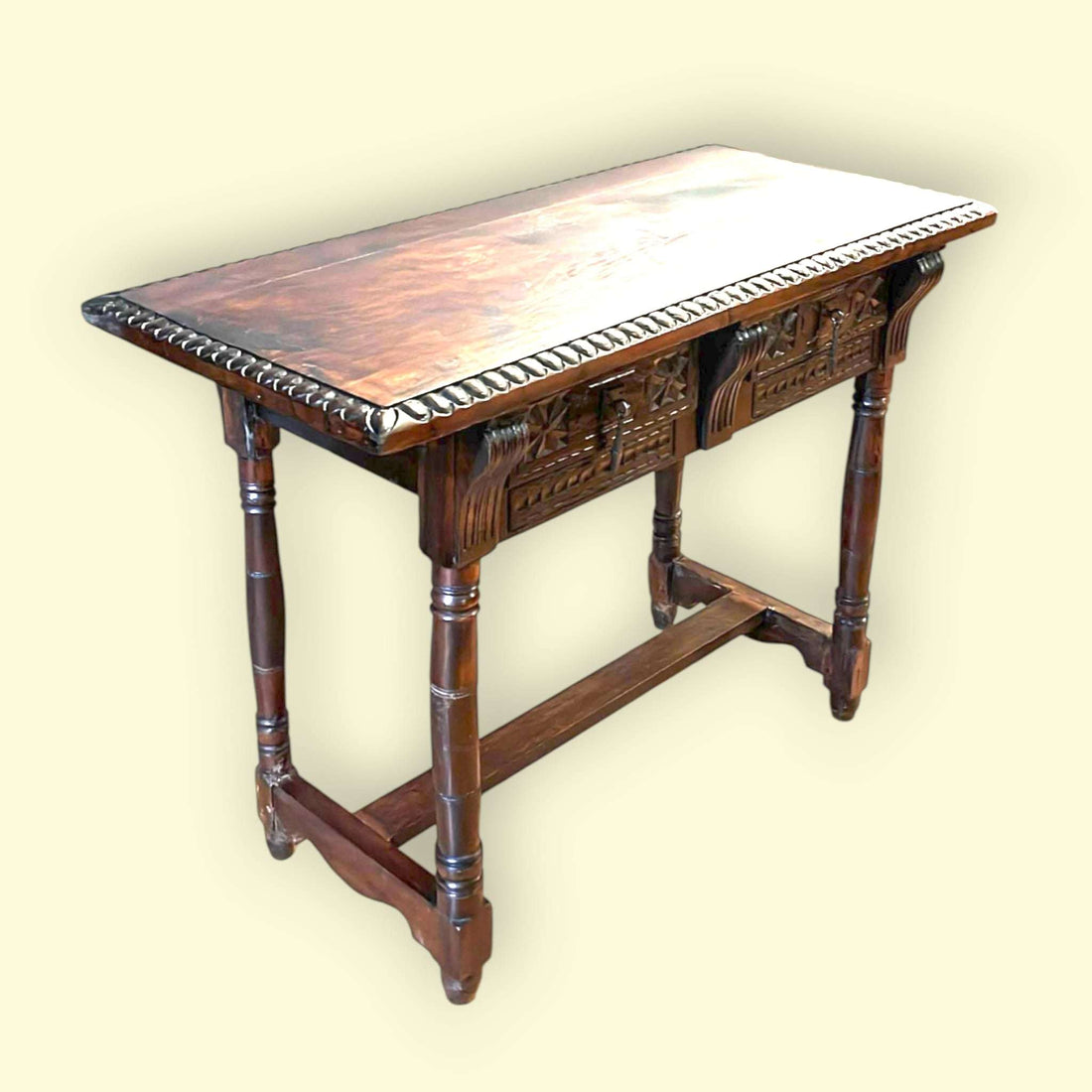 Mesa antigua de madera tallada con cajones para decoración clásica
